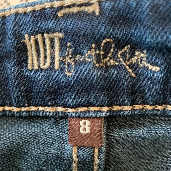 Kut from the Kloth Women's Lightly Distressed Denim Catherine Boyfriend Short 8 - Picture 7 of 8